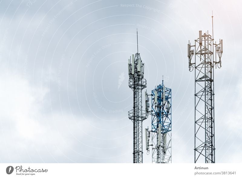 Fernmeldeturm mit grauem Himmel. Antenne. Funk- und Satellitenmast. Kommunikationstechnik. Telekommunikationsindustrie. Mobilfunk- oder Telekom-4g-Netz. Telekommunikationsindustrie.