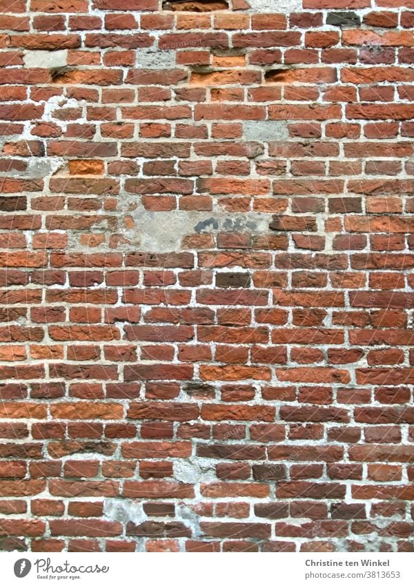 Alte rot - braune Backsteinfassade mit ausgebesserten Stellen Backsteinwand Backsteine alt Wand Mauer Fassade Stein Strukturen & Formen Gebäude Detailaufnahme