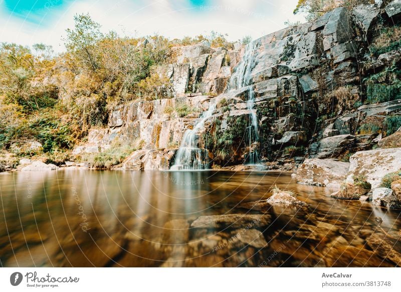 Bunter Wasserfall mitten im Wald an einem sonnigen Tag Natur Wälder schön Fluss fließen grün Landschaft Umwelt Saison Langzeitbelichtung Kaskade Frühling Bach