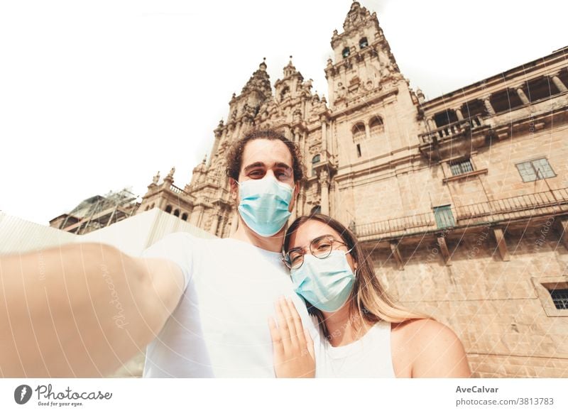 Junges Paar, das mit Masken an einem touristischen Ort ein Selfie macht Zusammensein Liebe jung Urlaub Freund Mundschutz menschliche Beziehungen Feiertag