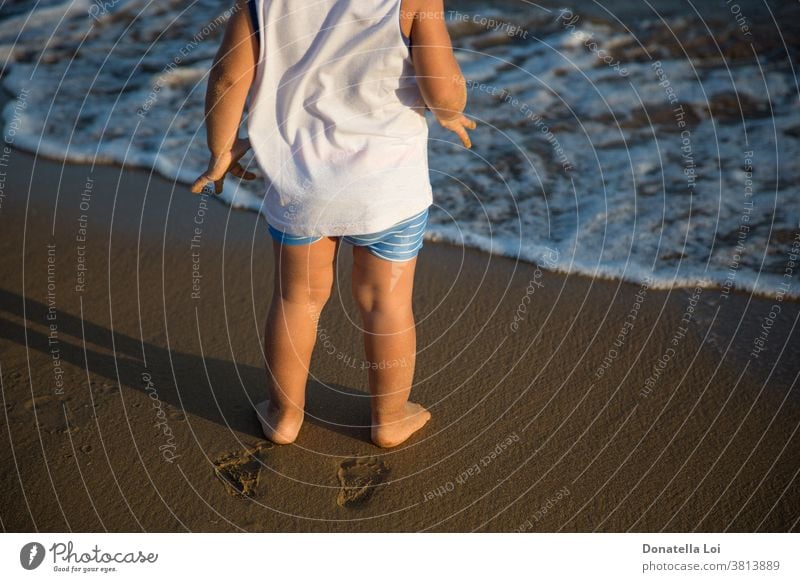 Barfüßiges Kind am Meer 2-3 Jahre allein Barfuß Strand Kindheit schließen Details Fuß Fingerabdruck kleiner Junge einsam MEER Schatten Sommer Sommerkleid sonnig