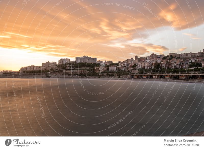 Wunderschöner sonniger Sonnenuntergang in der Stadt Tarragona, in Katalonien, Spanien, im Sommer 2020. Großstadt Amphitheater antik Antiquität archäologisch