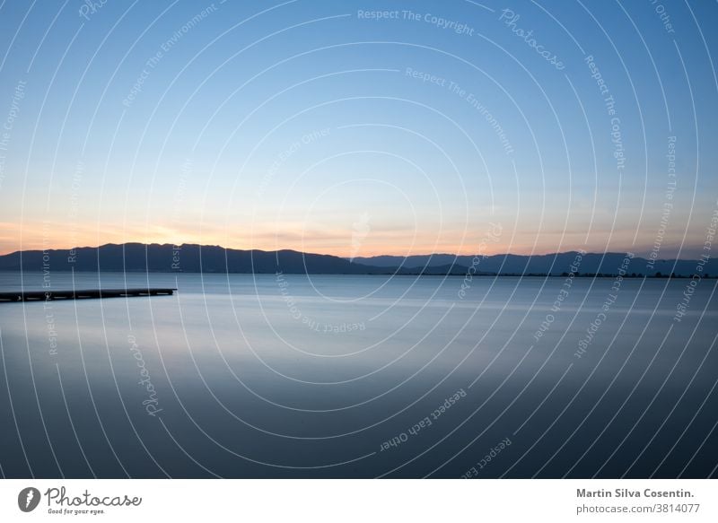 Magischer Sonnenuntergang im Ebro-Delta, Tarragona, Spanien grün natürlich Sommer Ackerbau Hintergrund Strand schön blau Kanal Katalonien katalonien Wolken