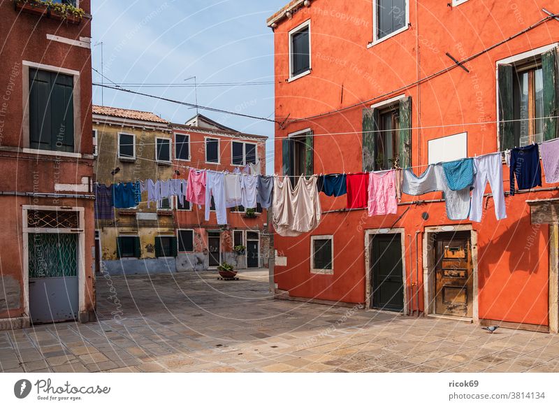 Historische Gebäude und Wäscheleinen in der Altstadt von Venedig in Italien Urlaub Reise Stadt Architektur Haus historisch alt Sehenswürdigkeit Reiseziel