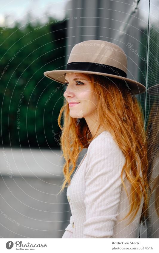 Charmante rothaarige Frau mit Hut steht auf der Straße Rotschopf Stil Lächeln trendy rote Haare urban modern positiv jung Mode lange Haare Dame selbstbewusst