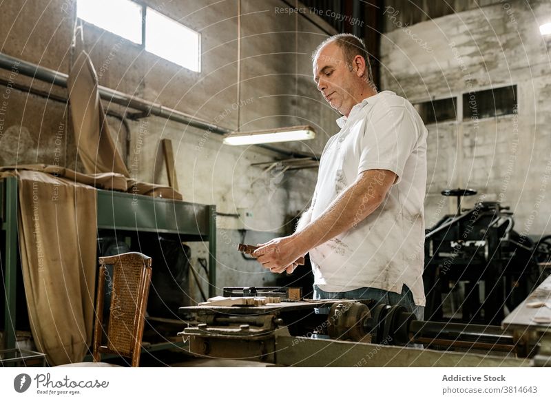 Männlicher Meister bei der Arbeit in der Schreinerei Werkstatt Tischlerin Holzarbeiten Mann Zimmerer ernst Kleinunternehmen Hobelbank männlich hölzern Garage