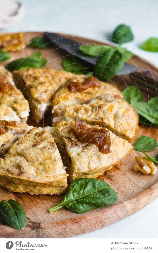 Tisch mit leckerem Kuchen gebacken Bäckerei Pasteten selbstgemacht dienen blau Käsekuchen Spielfigur geschmackvoll Lebensmittel hölzern Holzplatte appetitlich