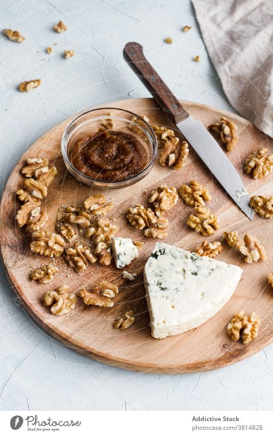 Leckerer Blauschimmelkäse auf Holzbrett in der Küche blau Käse Käsekuchen Bestandteil dienen Tisch schmackhaft selbstgemacht Marmelade hölzern Holzplatte