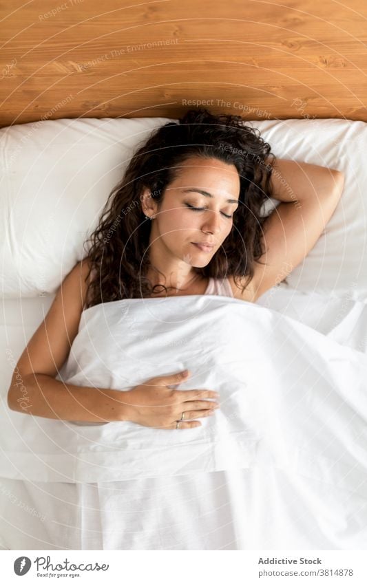 Sanfte Frau schläft im Schlafzimmer zu Hause schlafen Bett Komfort weich Kopfkissen Decke Windstille träumen Pyjama Lügen heimwärts gemütlich friedlich