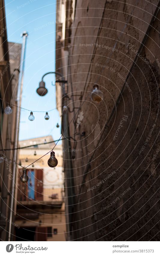 Kleine Gasse in Italien mit Lichterkette Sizilien modica Wege & Pfade Stadt historisch Patina Wand alt Vintage Lampen Glühbirne eng Hinterhof