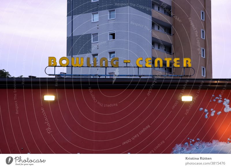 bowling-center leuchtreklame bowlingcenter leuchtschrift neonreklame neonschild typo typografie gebäude haus fassade architektur dämmerung leuchten kaputt