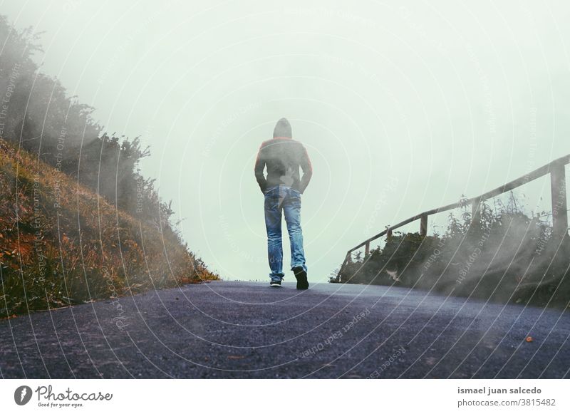 Mann in den Bergen unterwegs, nebliger Tag Person Menschen allein Einsamkeit Natur Landschaft Straße Berge u. Gebirge Wald Ansicht reisend laufen Stehen