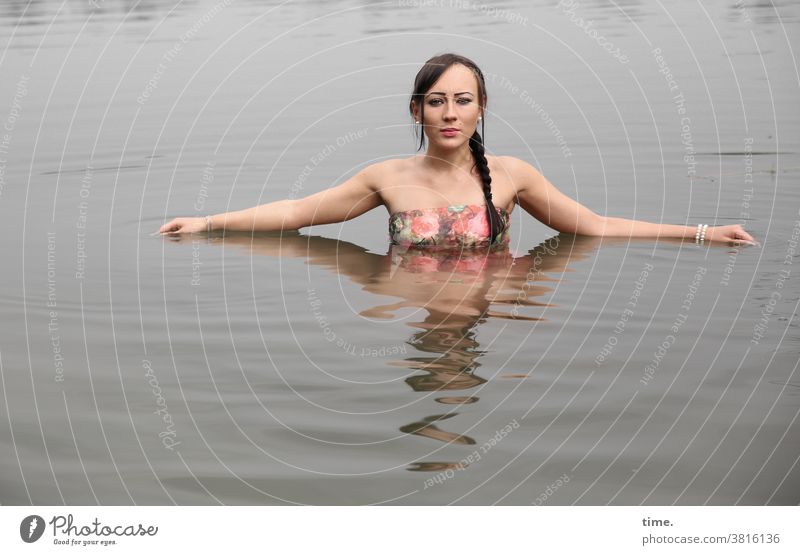 Nastya baden See frau zopf langhaarig skurril wasser schatten kleid blick sommer warm