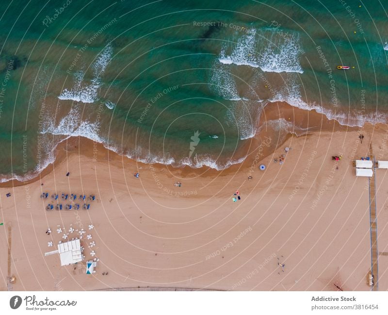 Sandstrand in der Nähe von wogenden Meer türkis MEER Strand malerisch Meereslandschaft Liegestuhl Regenschirm Resort Küstenlinie Sommer Natur Urlaub Feiertag