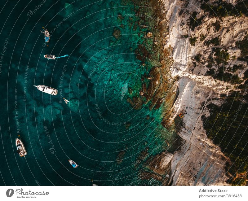 Boote schwimmen auf Meerwasser in der Nähe von Strand Motor Motorboot türkis MEER Meereslandschaft erstaunlich atemberaubend felsig Küstenlinie Oberfläche