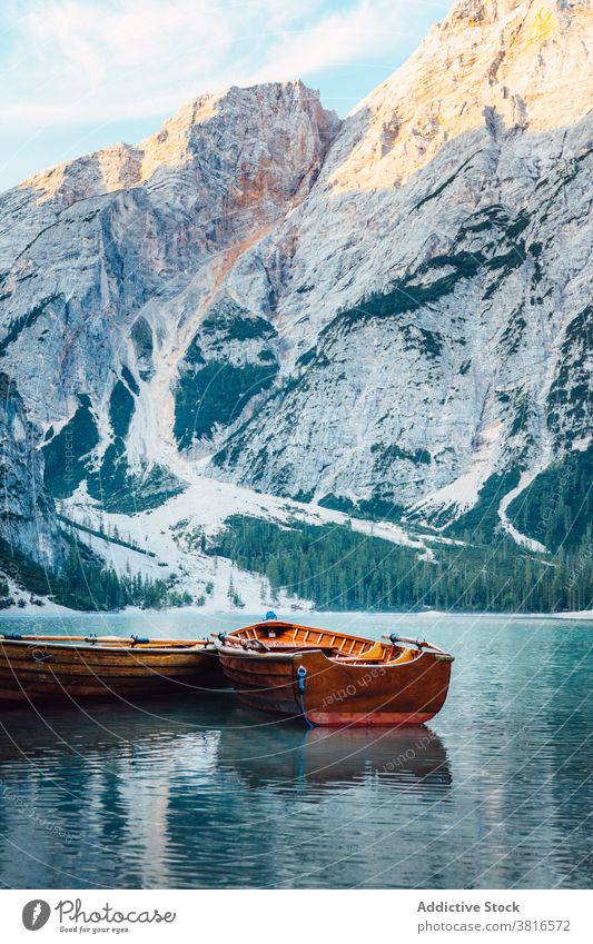 Holzboot auf klarem See in den Bergen Boot türkis Wasser Kristalle übersichtlich Gefäße Berge u. Gebirge Hochland majestätisch hölzern ruhig Schwimmer