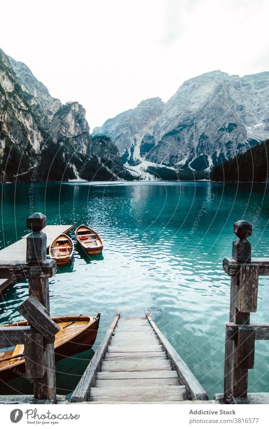 Hölzerne Mole am See türkis Berge u. Gebirge reisen Fernweh Landschaft Wasser Pier erstaunlich Reisender hölzern Kai Feiertag Teich Ufer Natur atemberaubend