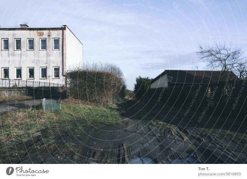 ein Polnisches Dorf im Herbst polska Polen Haus Menschenleer Außenaufnahme Farbfoto Tag Gebäude Fenster Wand Mauer Fassade Bauwerk Architektur trist Himmel grau