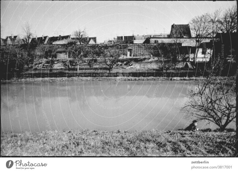 Wallgraben Delitzsch, 1984 stadt kleinstadt delitzsch wallgraben befestigungsanlage mauer stadtmauer mittelalter wasser wassergraben wasseroberfläche kind spiel