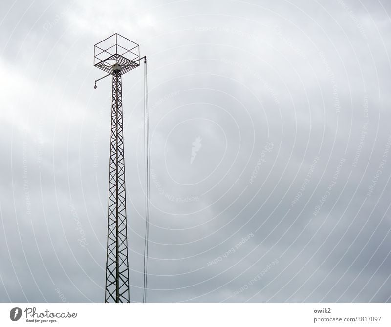 Lang und dünn Turmspitze außergewöhnlich Detailaufnahme Gerüst modern Außenaufnahme Gedeckte Farben Konstruktion fest Seil Wolken oben hoch groß Metall Gestell