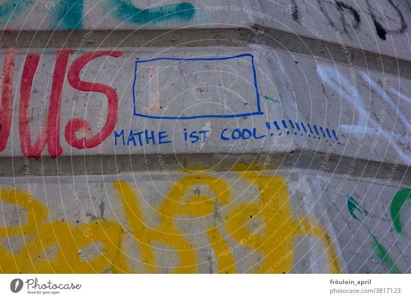 Mathe ist cool!!!!!!!!!!!! Mathematik Schrift Zeichen Buchstaben Schriftzeichen Wort Text Typographie anonym mehrfarbig Menschenleer Schule schulfach urban Wand