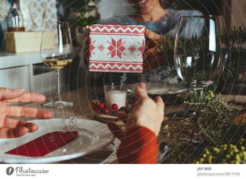 Glückliche Familie beim Öffnen von Weihnachtsgeschenken, Schwestern beschenken sich gegenseitig am Weihnachtstisch, Family Together Christmas Concept.