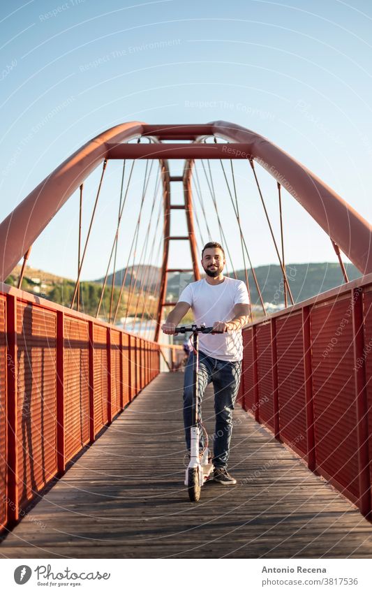 Mann fährt Elektroroller auf roter Fußgängerbrücke Tretroller Schlittschuh Transport elektrisch Fahrzeug urban Männer arabisch attraktiv Person Menschen