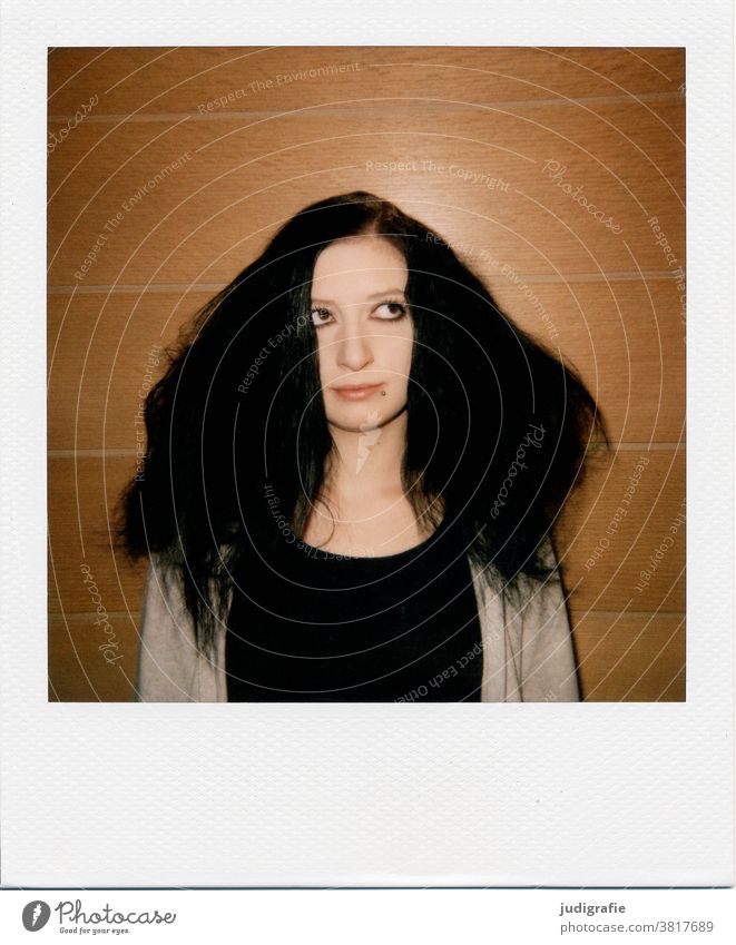 Bad Hair Day. Jugendliche mit Frisurproblemen auf Polaroid. Mensch Farbfoto feminin Junge Frau Innenaufnahme Lifestyle Haare & Frisuren brünett Kopf Gesicht