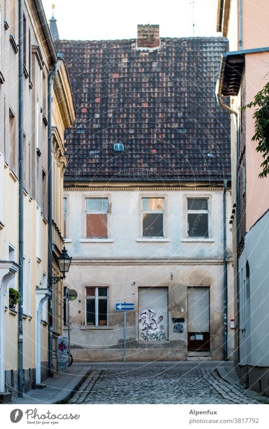 empty Streets (Gastbeitrag 2) Stadt Altstadt leere strasse Außenaufnahme Menschenleer Straße Farbfoto Tag Stadtzentrum Gebäude Haus Bauwerk Architektur Fassade