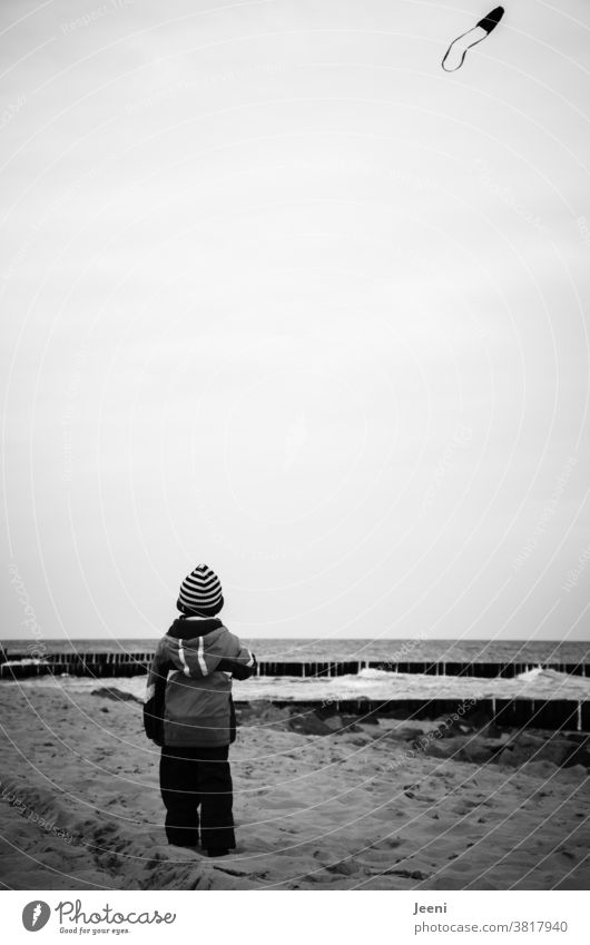 Kindheit Kleinkind Himmel fliegen Wind Freude Herbst Strand Meer Wellen kalt Winter Freiheit Sturm spielen Ferien & Urlaub & Reisen festhalten Glück hoch oben