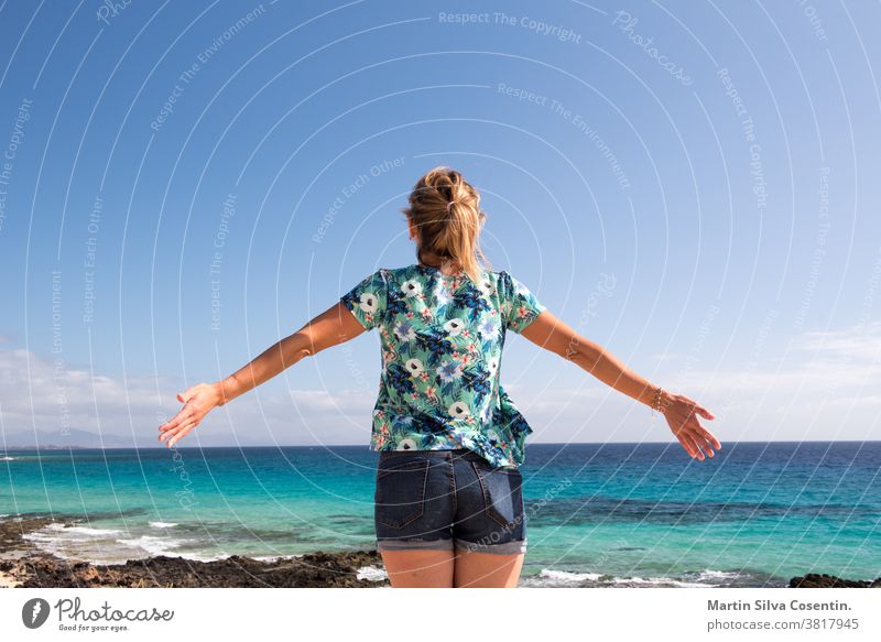 Blonde Frau auf Fuerteventura auf den Kanarischen Inseln. Architektur Strand blond blau Boot Gebäude Kanaren Kanarienvogel Kanarische Inseln Küste Küstenlinie