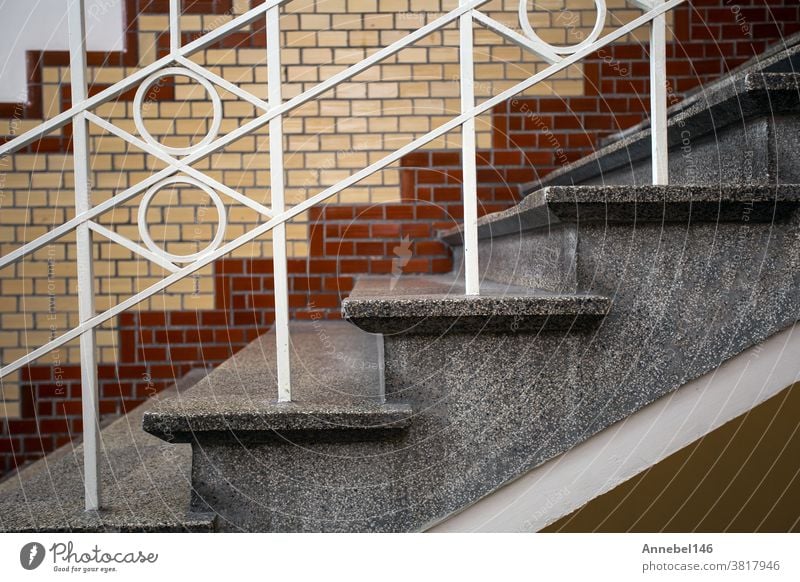 Altes historisches Gebäude mit luxuriöser Treppe und gefliester Wand, schönem Marmordesign des alten Gebäudes und weißem Geländer Reichtum Treppenhaus