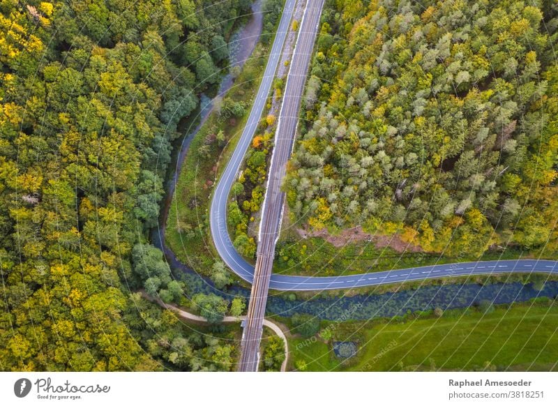 Luftaufnahme der Pegnitz im Fränkischen Jura Antenne Herbst Landschaft Bach Kurve Tag Europa Abend Wald fränkische Jura Gras grün Hügel Blatt Wiese