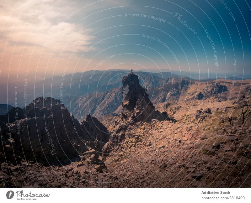 Unbekannter Tourist auf rauem Felsen unter bewölktem Himmel Reisender bewundern Kamm Hochland Natur Fernweh erkunden Blauer Himmel wolkig atemberaubend