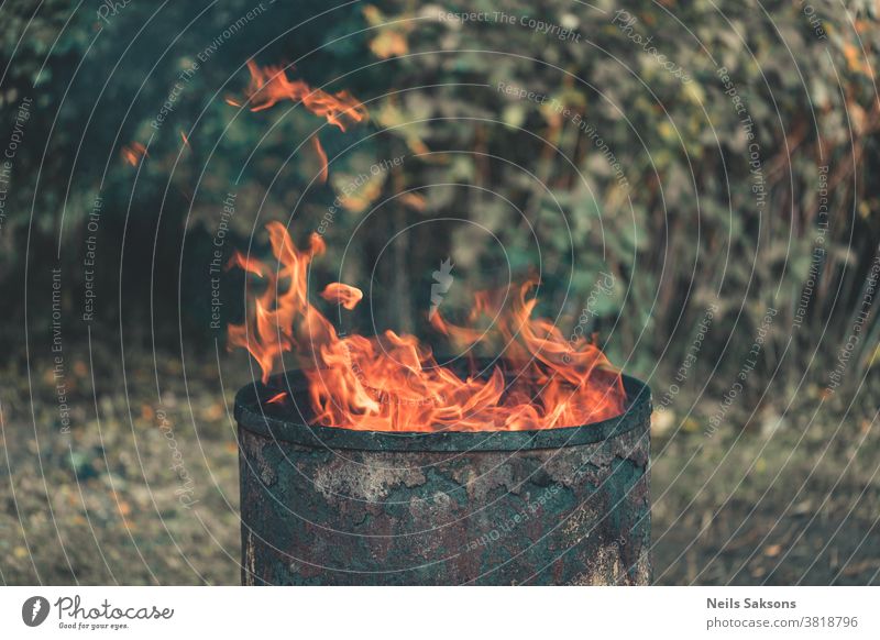 Feuer im Gartenkamin aus einem alten Metallfass Lauf Behälter verbrannt Dose Container Gefahr Zerstörung Müllhalde Flamme Trödel Abfall Verschmutzung Sicherheit