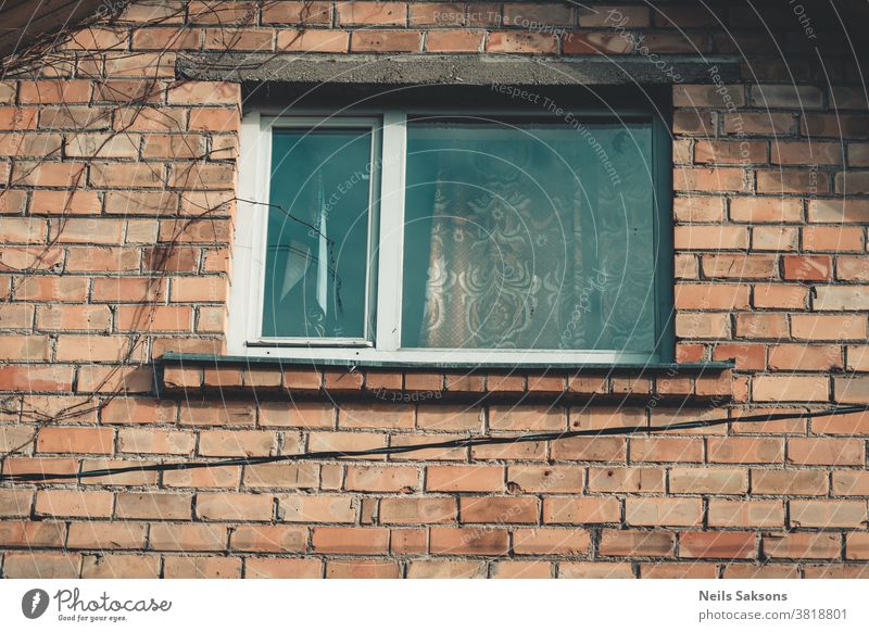 Fenster eines alten Backsteinhauses, in dem ich wohne Doppelverglasung Holzfenster Appartement Architektur athmosphärisch Hintergrund Baustein hell Gebäude