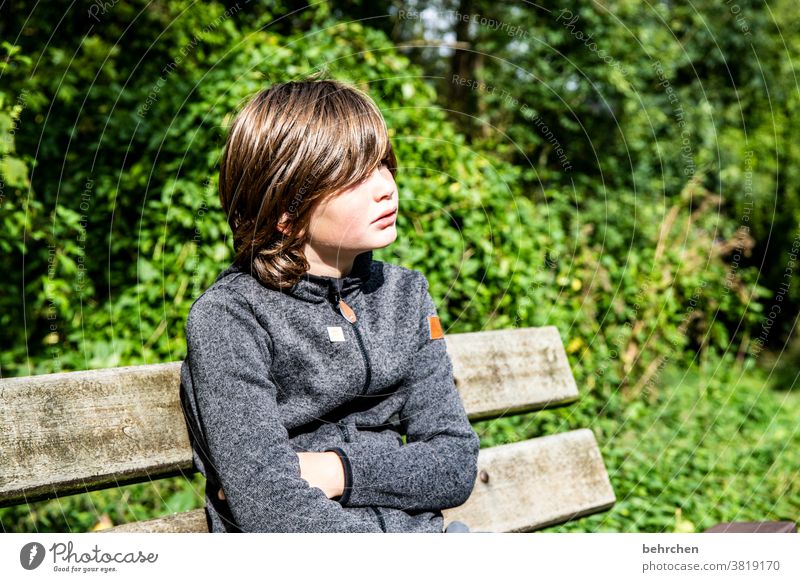 der zuhörer Nahaufnahme Sonnenlicht Gesicht Licht Porträt Junge Kind Farbfoto Tag Sohn Kindheit Außenaufnahme Eltern zuhören Skeptiker Skepsis Aufmerksamkeit