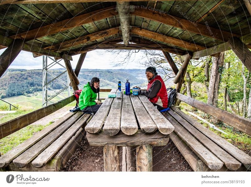 wanderlust Familie & Verwandtschaft Lächeln Brotzeit Tisch Hütte Pause wandern Ferien & Urlaub & Reisen Natur Außenaufnahme herbstlich Mosel Idylle