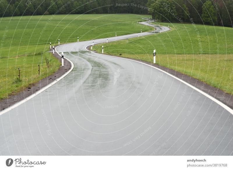 Kurvige Landstraße am Waldrand Abenteuer Asphalt Hintergrund Hintergründe schlecht Textfreiraum Landschaft Kurve Kurven Gefahr gefährlich schwierig Regie