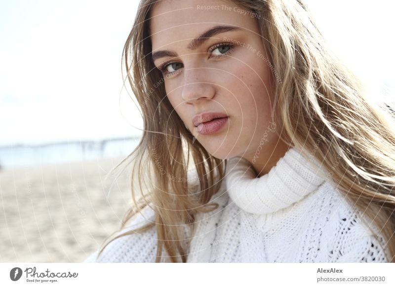 Blondes Mädchen in weißem Strickpullover am Ostseestrand Landschaft Strand intensiv jugendlich freundlich Natur weiblich einzigartig außergewöhnlich