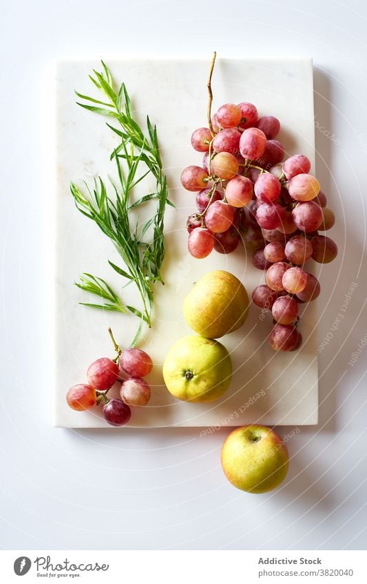 Flatlay mit verschiedenen vegetarischen Kochzutaten Lebensmittel Frucht Gemüse Kraut sortiert produzieren Vegetarier flache Verlegung Draufsicht weiß