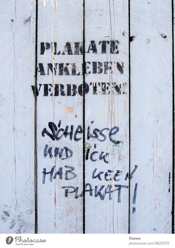 Trotzphase Plakate ankleben verboten Wand Bretterwand Zaun Text Tag trotzig Herausforderung herausfordernd Verbot Graffiti Schmiererei Antwort Reaktion Holz