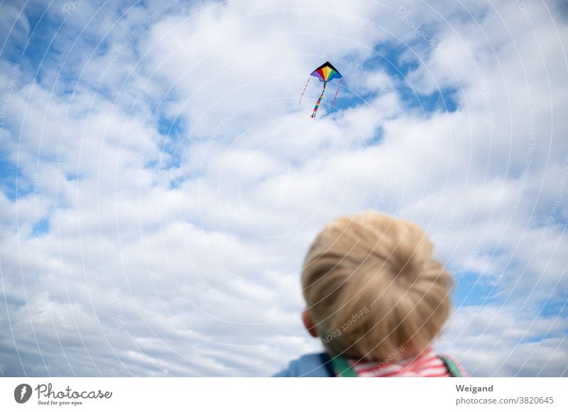 Drachen steigen lassen mit Kind Kindheit Familie Freizeit & Hobby Himmel drachensteigen Herbst Wind Spiritualität Gott Trauer träumen Freude