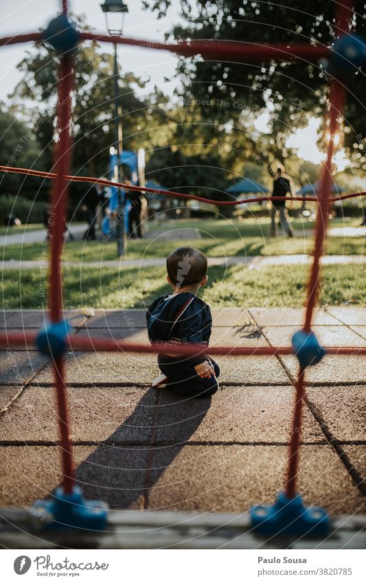 Kleinkind spielt auf dem Spielplatz Spielen 1-3 Jahre Tag Freizeit & Hobby Glück Kind Außenaufnahme Freude Farbfoto Mensch Fröhlichkeit Lifestyle niedlich Park