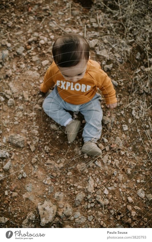 Kleinkind spielt im Freien Kind erkunden Junge niedlich Kindheit Spielen Farbfoto klein Baby Freude Mensch Glück Kinderbetreuung 1 Kindergarten Herbst