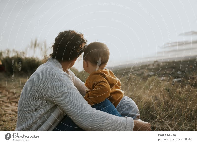 Mutter und Sohn schauen weg Kaukasier Muttertag Mutterschaft Mutter und Kind Kleinkind Familie & Verwandtschaft Zusammensein Zusammengehörigkeitsgefühl