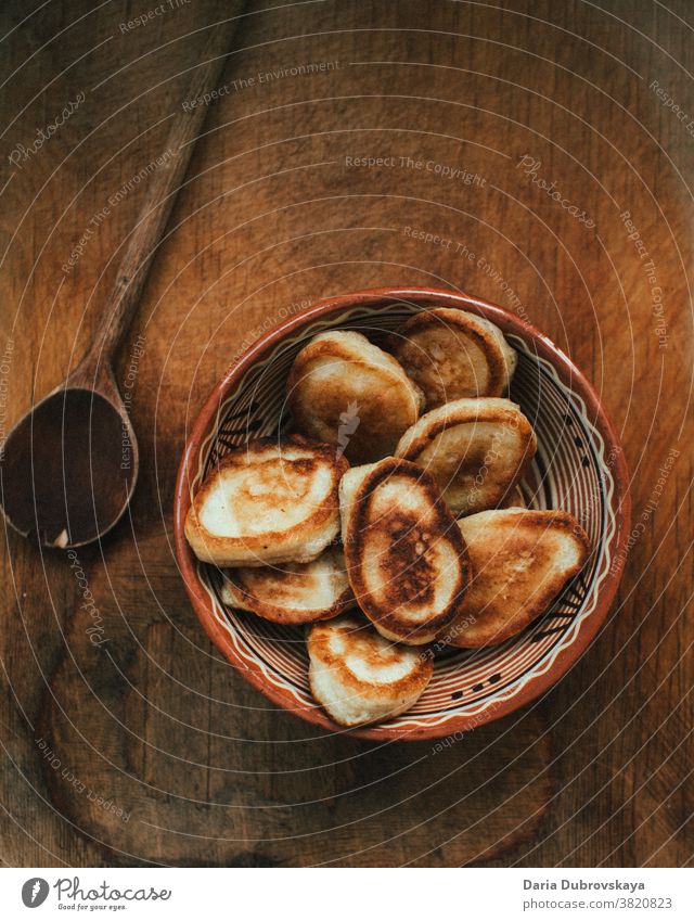 Russische traditionelle gebratene Pfannkuchen. hausgemachtes Backen Mahlzeit Lebensmittel Küche selbstgemacht Teller Frühstück geschmackvoll gebacken süß