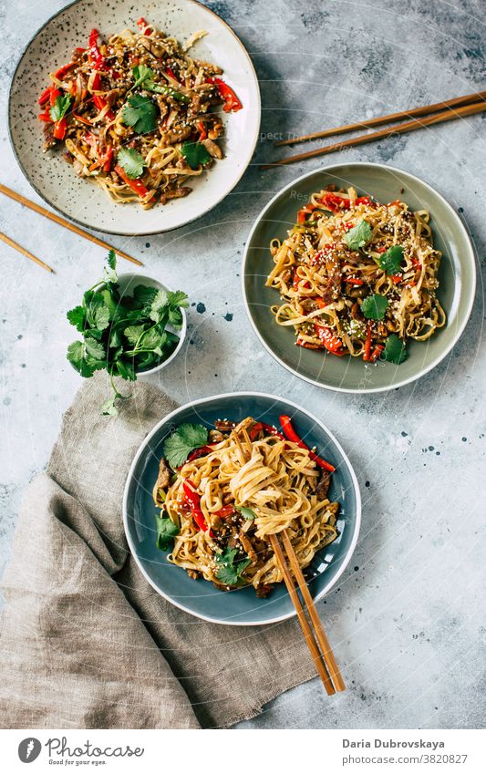 Udon-Nudeln mit Gemüse und Schweinefleisch Fleisch traditionell Lebensmittel lecker Küche Soja Japanisch Schalen & Schüsseln Saucen Teller Paprika Fastfood