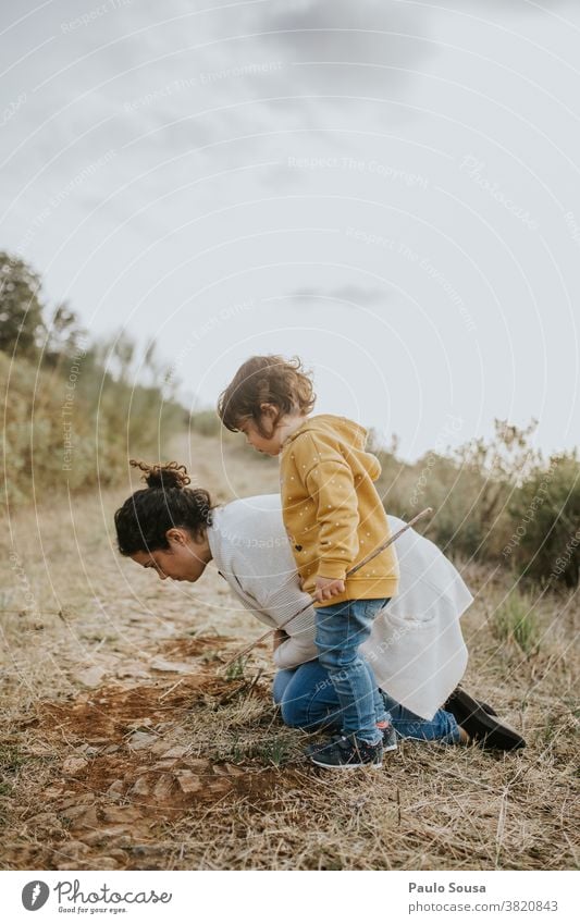 Mutter und Tochter spielen im Freien Mutter und Kind Familie & Verwandtschaft authentisch Herbst Herbstfärbung Kindheit Abenteuer erkunden Natur Lifestyle