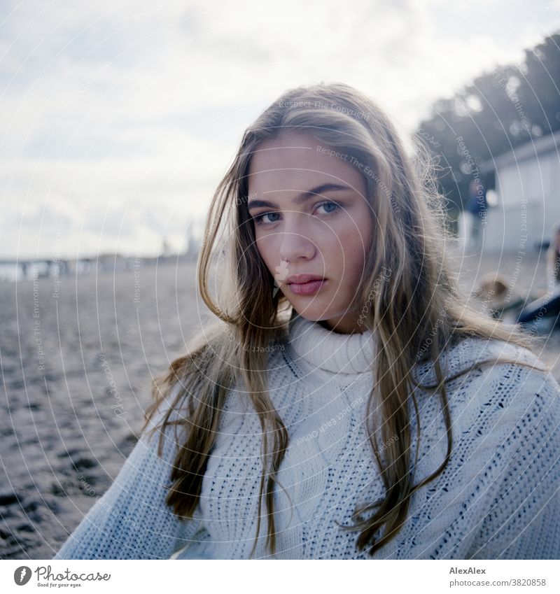 Blondes Mädchen in weißem Strickpullover am Ostseestrand Landschaft Strand intensiv jugendlich freundlich Natur weiblich einzigartig außergewöhnlich